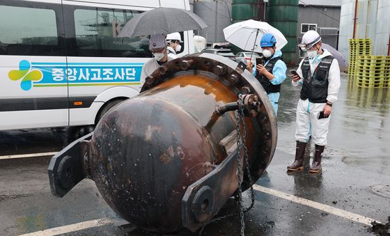 공장 폭발로 떨어진 구조물