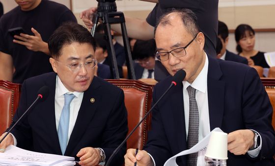법원행정처차장과 대화 나누는 법무부 자관