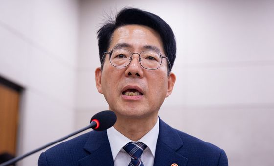 결산 및 예비비지출 제안설명하는 황종우 해양수산부 장관