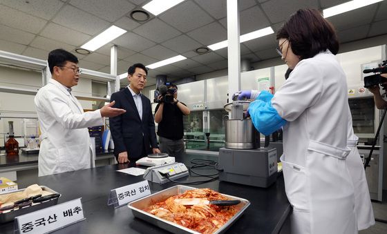 중국산 김치 안전성 검사 현장 점검하는 오세훈 시장