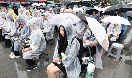 산소발생기 착용한 채 추모제 참석한 가습기살균제 피해자