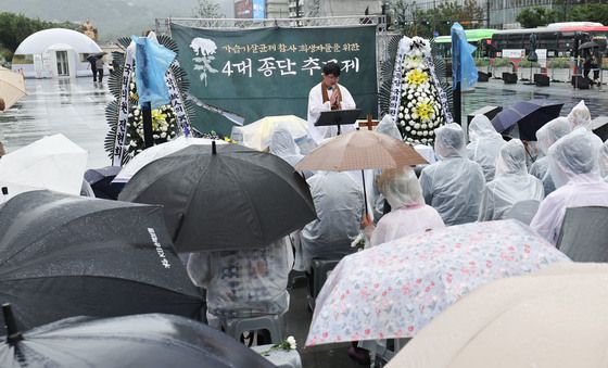 가습기 살균제 피해자 추모하는 참석자들