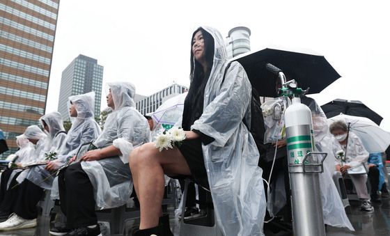 산소발생기 착용한 채 추모제 참석한 가습기살균제 피해자