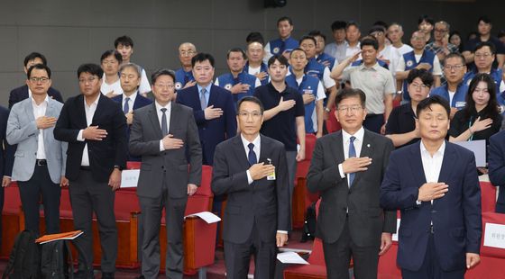 국민의례하는 유재성 직무대행