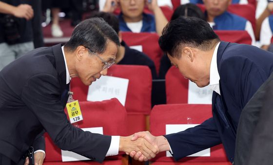 행안위원장과 악수 나누는 유재성 직무대행