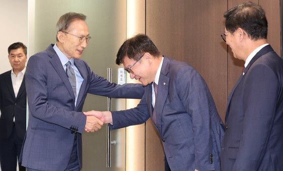 인사나누는 이명박·정점식