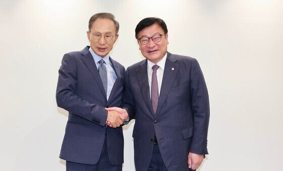 악수하는 이명박 전 대통령·정점식 원내대표