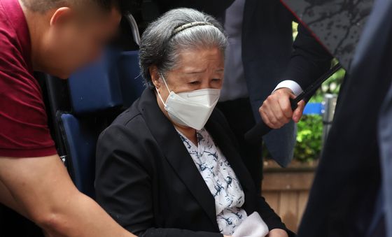한학자 통일교 총재, 선고 뒤 굳은 표정으로 법원 나서