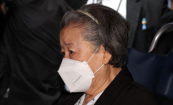 한학자 통일교 총재, 선고 마치고 법원 나서