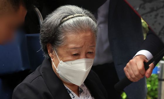 한학자 총재, 정치자금법·청탁금지법 위반 징역형