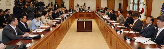 광주전남통합특별시 지원위원회 민간위원들과 마주한 한 총리