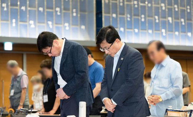 '가습기살균제 피해자 간담회' 묵념하는 김성환 장관