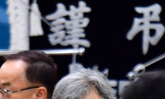 조문객 배웅하는 조희대 대법원장