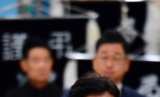 빈소 나서는 김민석 대표