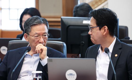 대화하는 배경훈 부총리·정성호 장관