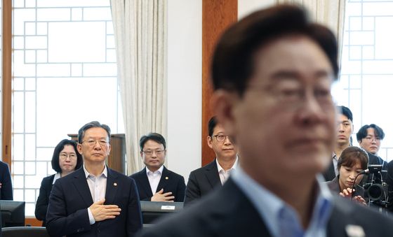 국민의례 하는 정성호 법무부 장관