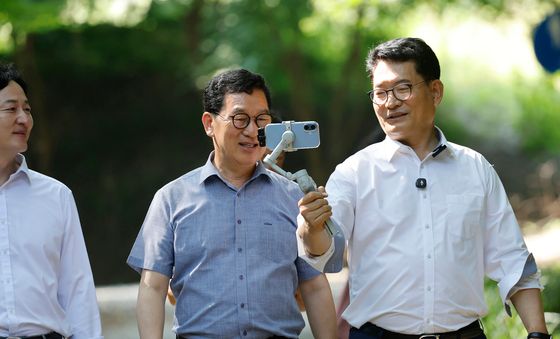걸으며 촬영하는 송영길 후보