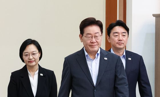 국무회의 입장하는 이재명 대통령