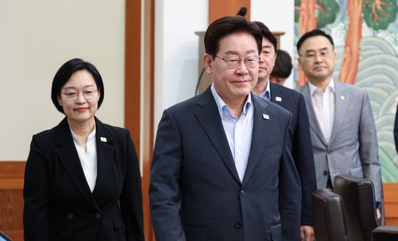 국무회의 입장하는 이재명 대통령