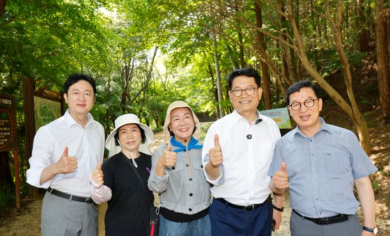화순 너릿재에서 엄지척하는 송영길