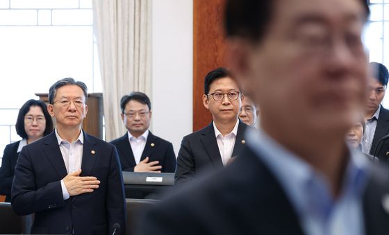 국민의례 하는 정성호 장관