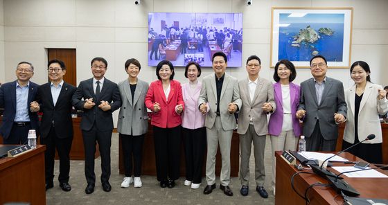 손 맞잡은 여야 교육위원들