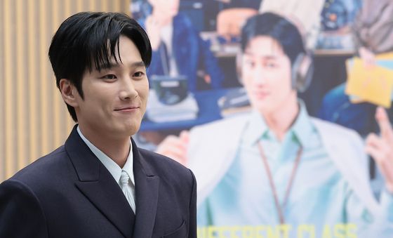 안보현, 입장하는 재벌형사