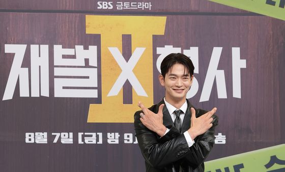 포즈 취하는 강상준