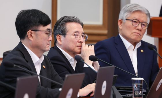 생각에 잠긴 김용범 정책실장