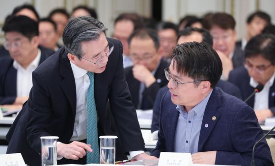 대화하는 김용범 정책실장과 문신학 산업통상부 차관
