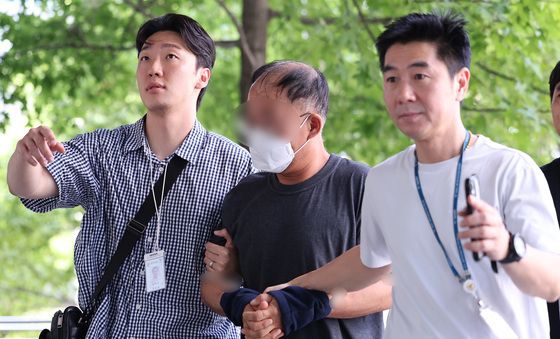 일면식 없는 외국인 여성에 흉기 휘두른 40대 구속심사 출석