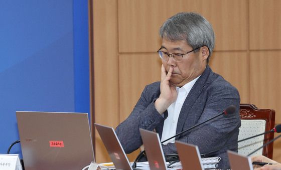 생각에 잠긴 홍석기 국가수사본부장