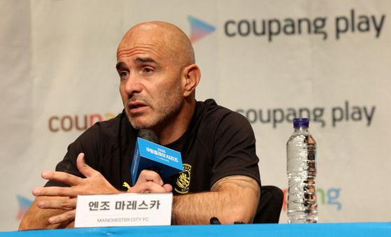 기자회견하는 엔조 마레스카 맨시티 감독
