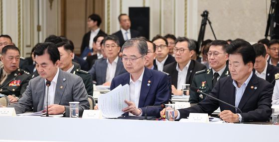 자료 살펴보는 안규백·조현·정동영 장관