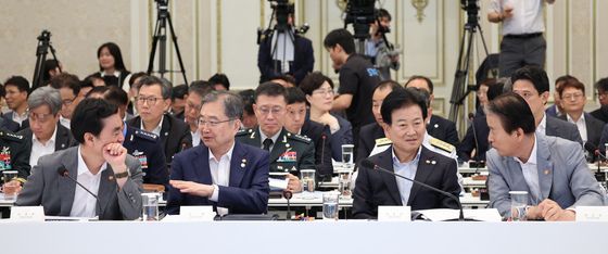 업무보고 앞서 대화하는 장관들