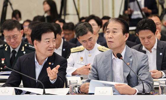 대화하는 정동영·권오을 장관