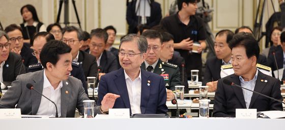 대화하는 안규백·조현·정동영 장관