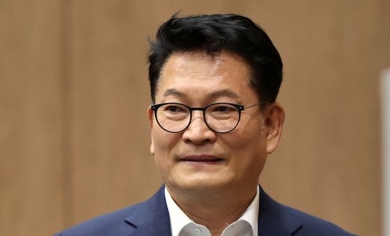 기자회견 위해 발걸음 옮기는 송영길 후보