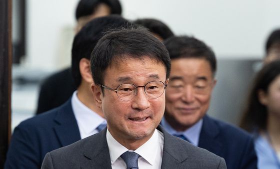 최고위원회의 들어서는 민주당 지도부