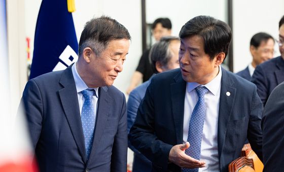 대화 나누는 강득구·황명선