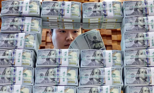 외환보유액 두 달째 늘어 4279억달러… 세계 10위 복귀