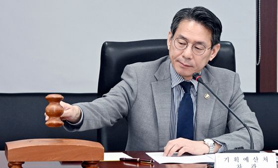 의사봉 두드리는 조용범 차관
