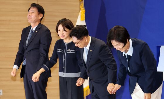 손 잡고 인사하는 최고위원 후보들