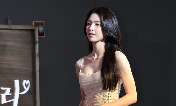 하영, 청순 페이스에 반전 볼륨 몸매