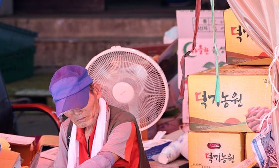 무더위에 지친 상인