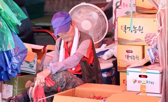 선풍기 한 대로 버티는 폭염