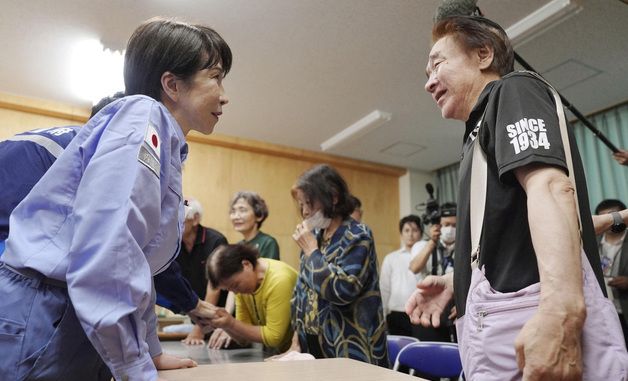 [포토] 지진 피해 주민들과 대화하는 다카이치 日총리
