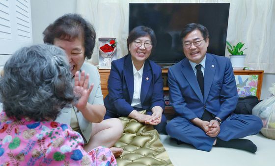 통합돌봄 가정 찾은 정은경 장관과 박찬대 시장