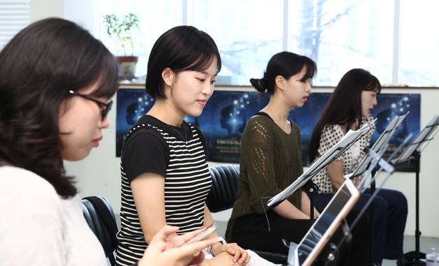'나는 반딧불' 공연 앞두고 연습하는 배우들