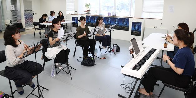 '나는 반딧불' 공연 앞두고 연습하는 배우들